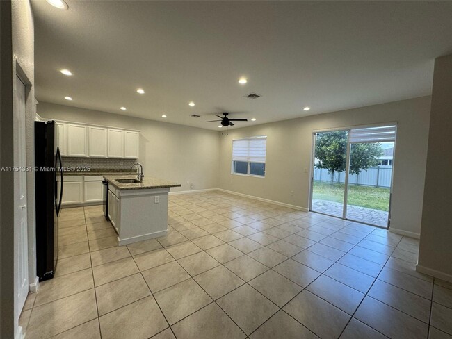 27925 SW 133rd Path in Homestead, FL - Foto de edificio - Building Photo