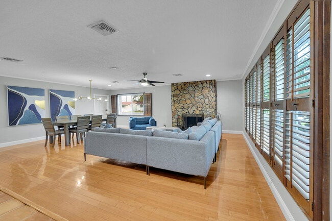 property at 1518 N Yale Dr