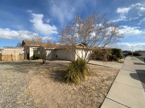 8709 Suncrest Ave SW in Albuquerque, NM - Building Photo - Building Photo