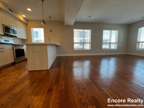 2 Everett Sq, Unit #1 - 502 in Boston, MA - Foto de edificio - Building Photo