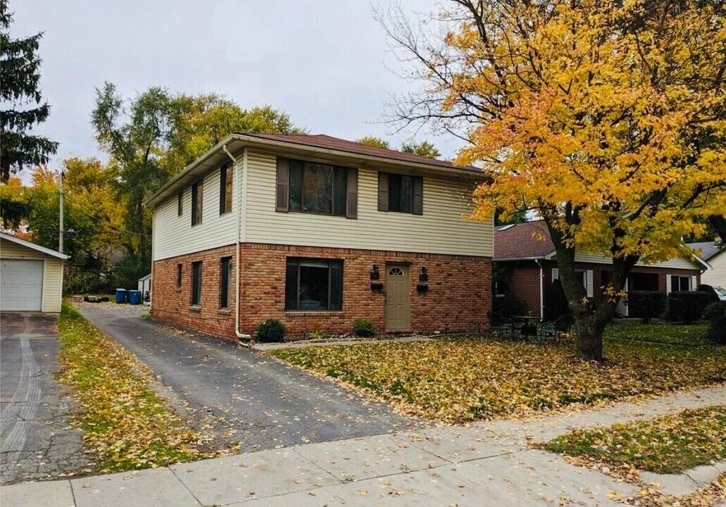 677 Karmada St in Plymouth, MI - Building Photo