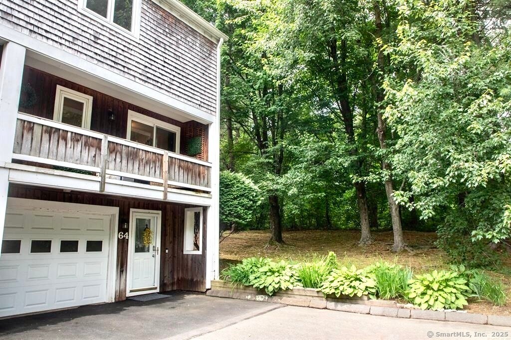 64 Songbird Ln in Farmington, CT - Building Photo