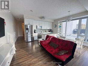 9600 Yonge St in Richmond Hill, ON - Building Photo - Building Photo