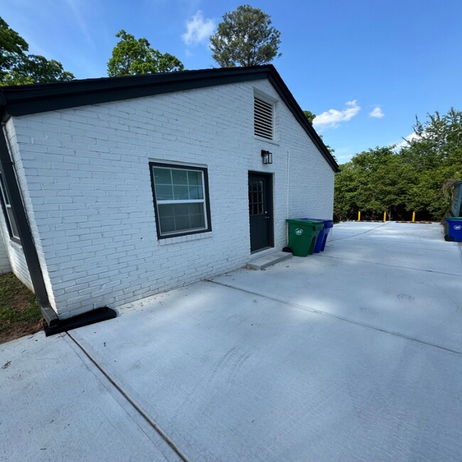 1411 Clairmont Rd in Decatur, GA - Foto de edificio - Building Photo