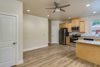 719 Chestnut St in Chico, CA - Foto de edificio - Building Photo