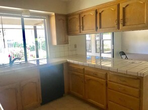 1697 W Locust Ave in Fresno, CA - Foto de edificio - Building Photo