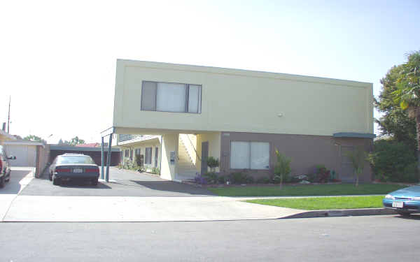 10016 Tristan Dr in Downey, CA - Foto de edificio