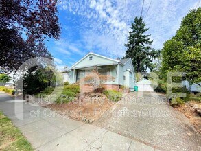1737 N Rosa Parks Way in Portland, OR - Building Photo - Building Photo
