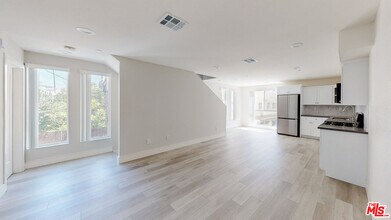 951 Mariposa Ave in Los Angeles, CA - Foto de edificio - Building Photo