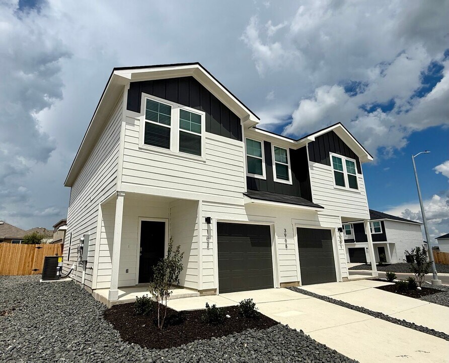 3908 Abbott Pass in Saint Hedwig, TX - Building Photo