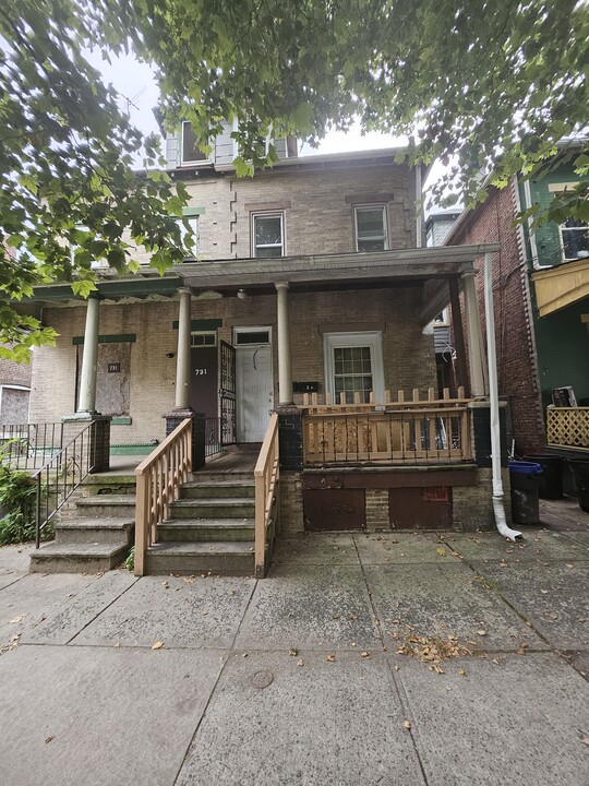 733 Stuyvesant Ave in Trenton, NJ - Building Photo