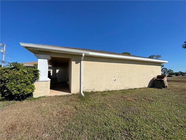 2639 NW 24th Pl in Cape Coral, FL - Building Photo - Building Photo