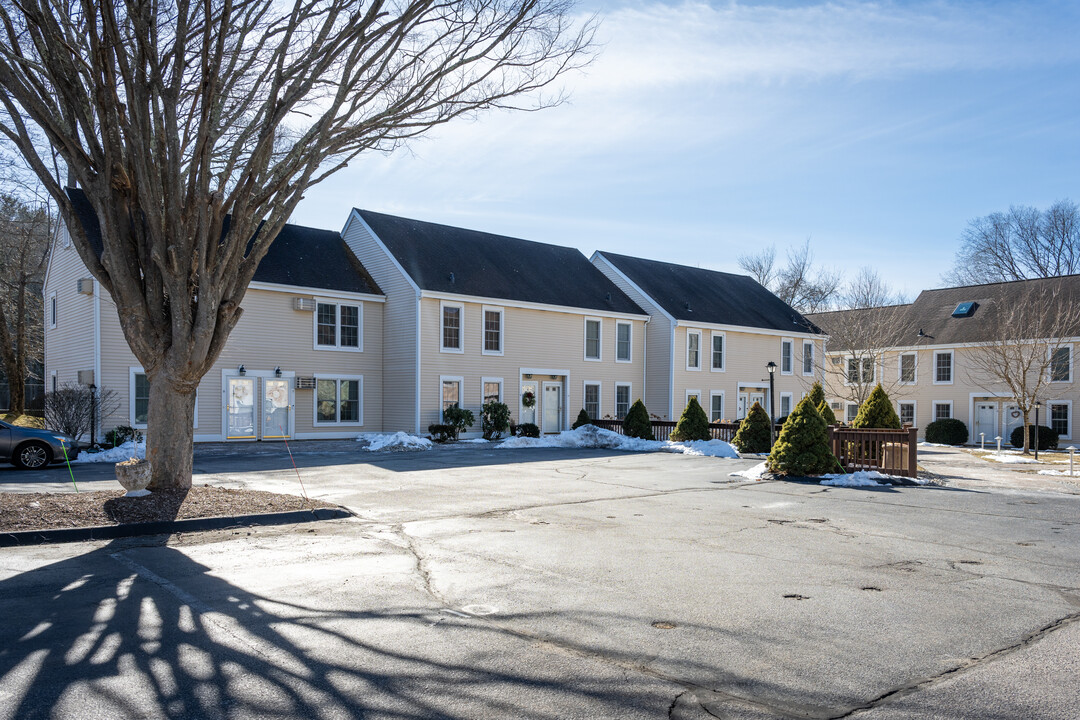 Rope Ferry Commons in Waterford, CT - Building Photo