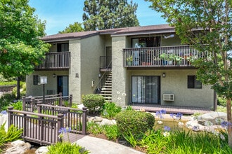 Pinecreek Village Apartments in Costa Mesa, CA - Foto de edificio - Building Photo