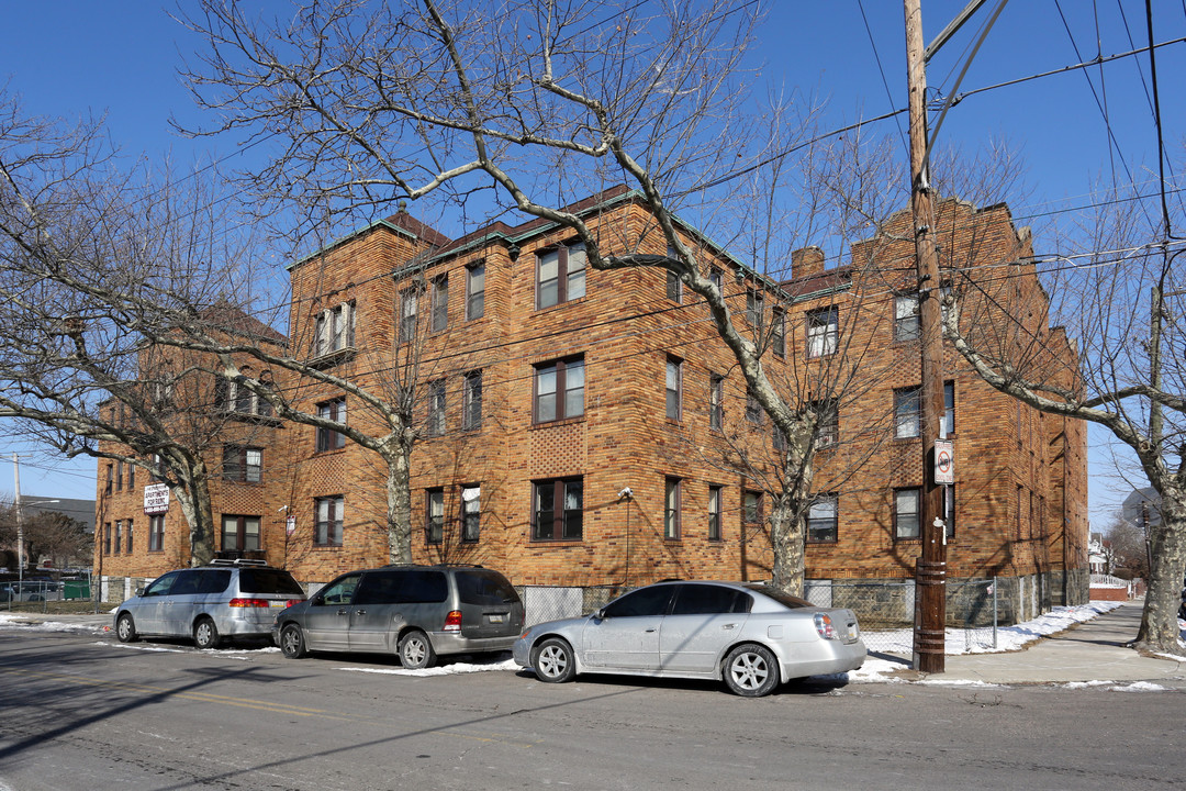 Granada Apartments in Philadelphia, PA - Building Photo