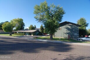 2416 W Augusta Ave in Phoenix, AZ - Building Photo