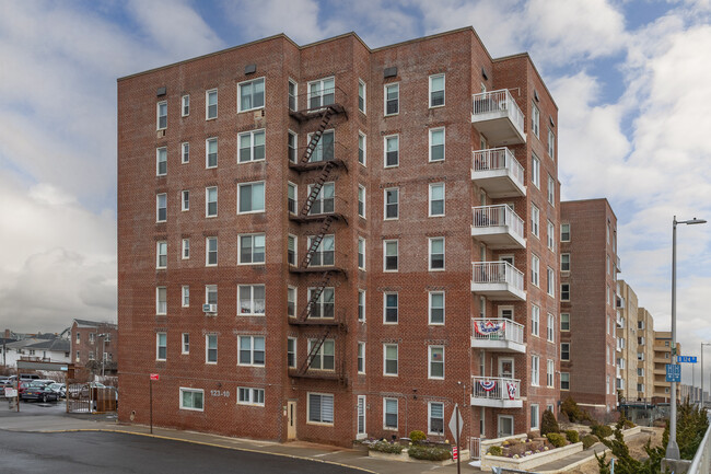 12310 Ocean Promenade in Rockaway Park, NY - Building Photo - Building Photo