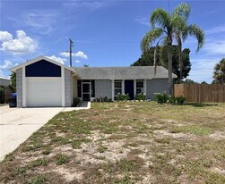 208 Flamingo Dr in Apollo Beach, FL - Building Photo