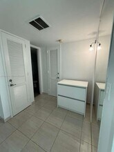 5005 Collins Ave, Unit 12B in Miami Beach, FL - Building Photo - Building Photo