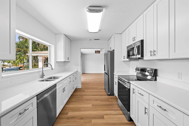 2265 NE 24th St in Lighthouse Point, FL - Building Photo - Building Photo