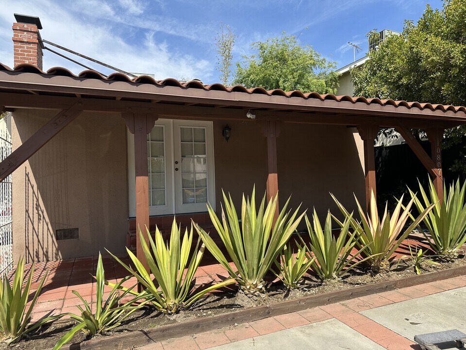 10807 Huston St in North Hollywood, CA - Building Photo