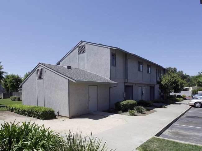 Mahal Plaza Apartments in Yuba City, CA - Building Photo - Building Photo