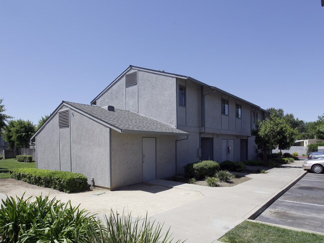 Mahal Plaza Apartments in Yuba City, CA - Foto de edificio - Building Photo