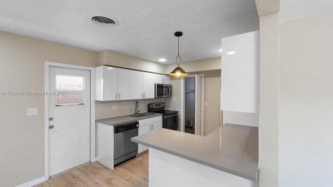 7211 Shalimar St in Miramar, FL - Building Photo - Building Photo