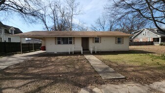 605 N Front St in Dardanelle, AR - Building Photo