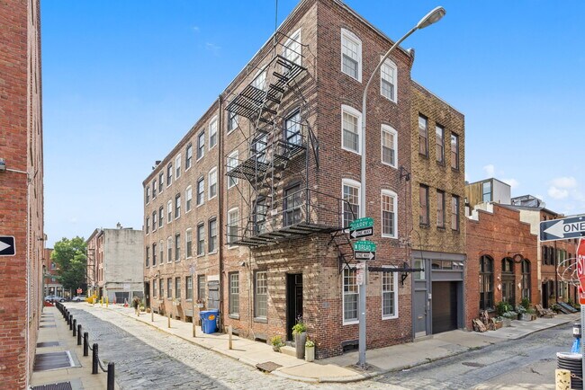 142 N Bread St, Unit 2 in Philadelphia, PA - Building Photo - Building Photo