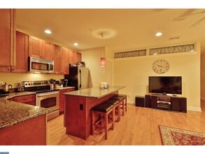 6 S Strawberry St, Unit 3 in Philadelphia, PA - Foto de edificio - Building Photo
