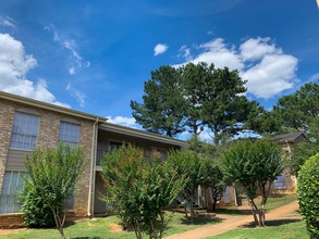 University Club Apartments in Nacogdoches, TX - Foto de edificio - Building Photo