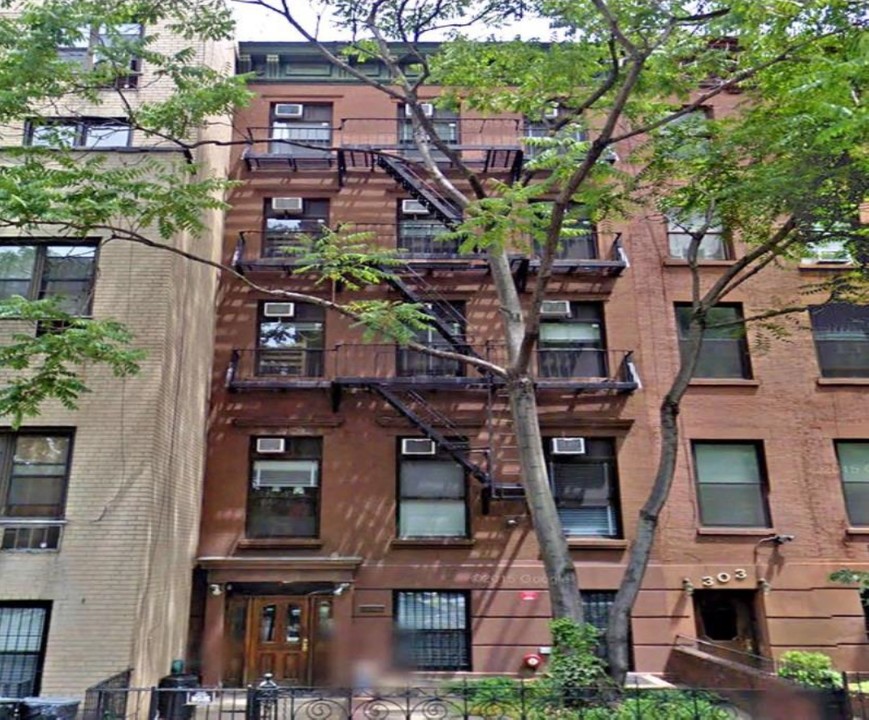 305 W 29th St in New York, NY - Building Photo