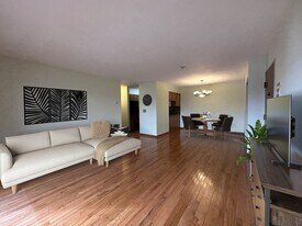 340 Sunderland Rd, Unit 17A in Worcester, MA - Building Photo