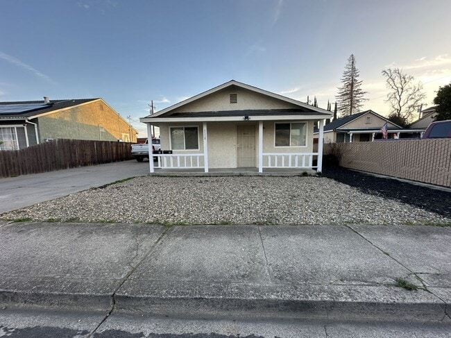 832 Marion St in Manteca, CA - Foto de edificio - Building Photo