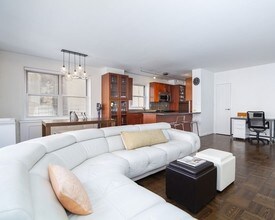 130 E 63rd St-Unit -3E in New York, NY - Building Photo - Building Photo