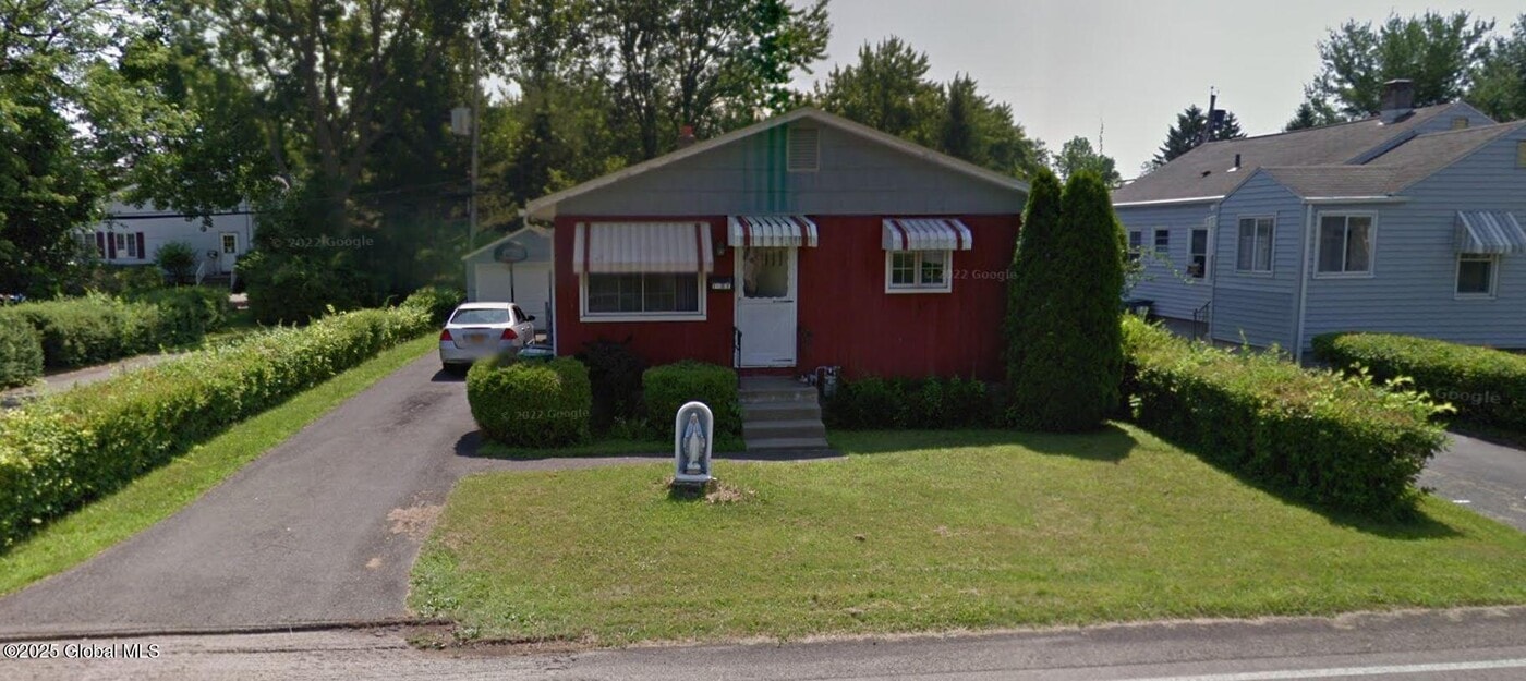 8 Park Ave in Latham, NY - Building Photo