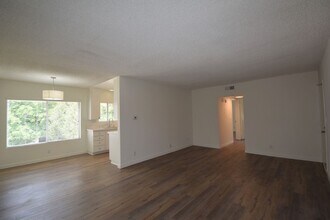 24411 Newhall Ave, Unit 217 in Santa Clarita, CA - Foto de edificio - Building Photo