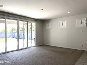 2135 W Betty Elyse Ln in Phoenix, AZ - Building Photo - Building Photo