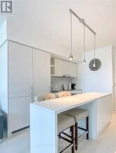 100 Harbour St in Toronto, ON - Building Photo - Building Photo