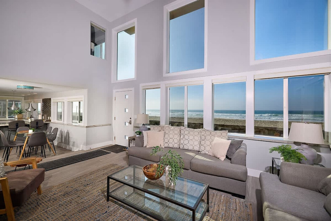 3979 Ocean Front Walk in San Diego, CA - Building Photo