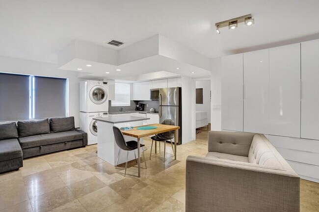 3215 NE 7th St, Unit SI FL2-ID1504119P in Pompano Beach, FL - Foto de edificio - Building Photo