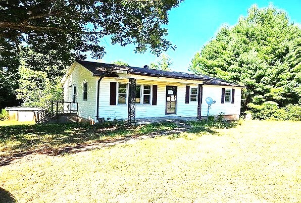 1074 Golden Leaf Rd in Nathalie, VA - Building Photo