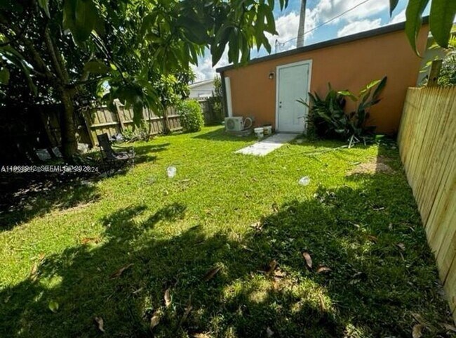 1588 NW 8th Ave in Homestead, FL - Building Photo - Building Photo