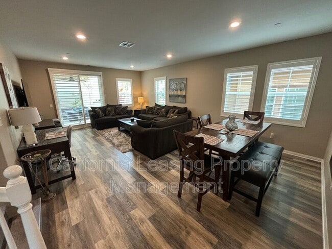 27470 Poppy Ct in Santa Clarita, CA - Foto de edificio - Building Photo