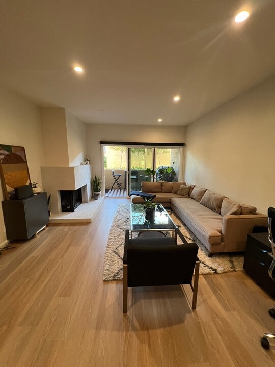 8180 Manitoba St, Unit 116 in Playa Del Rey, CA - Building Photo