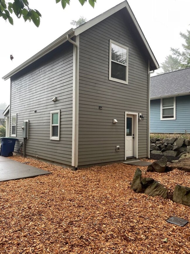 420 SE Oar Ave in Lincoln City, OR - Building Photo - Building Photo