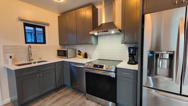 2416 Hill View Ln, Unit A in Pinole, CA - Foto de edificio - Building Photo