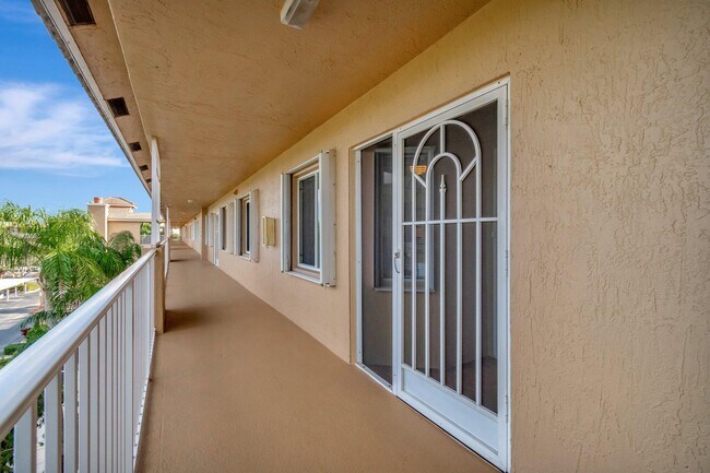 5810 Crystal Shores Dr in Boynton Beach, FL - Building Photo - Building Photo