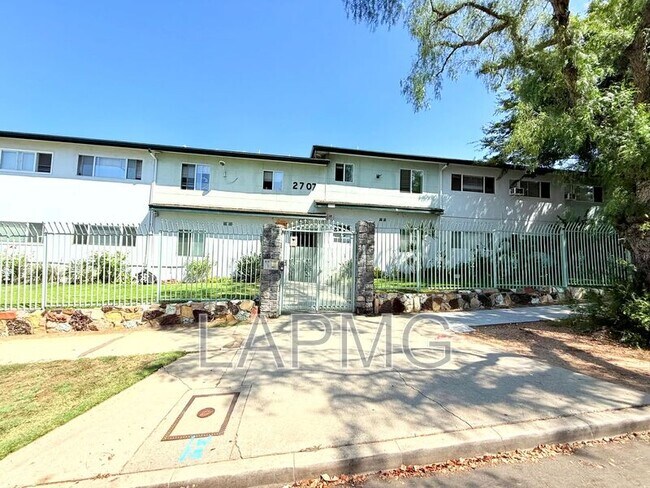 2707 Pomeroy Ave in Los Angeles, CA - Foto de edificio - Building Photo